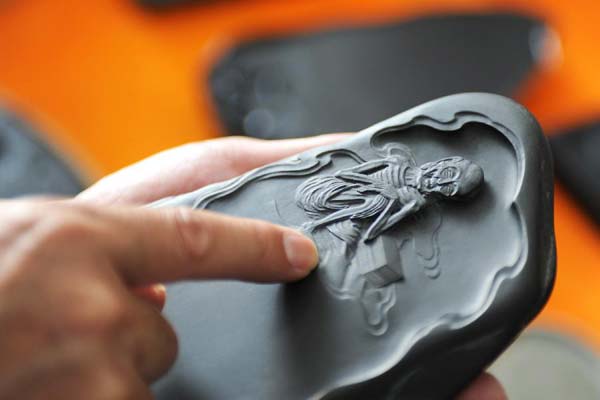 Master of inkstone carvings in China's Anhui