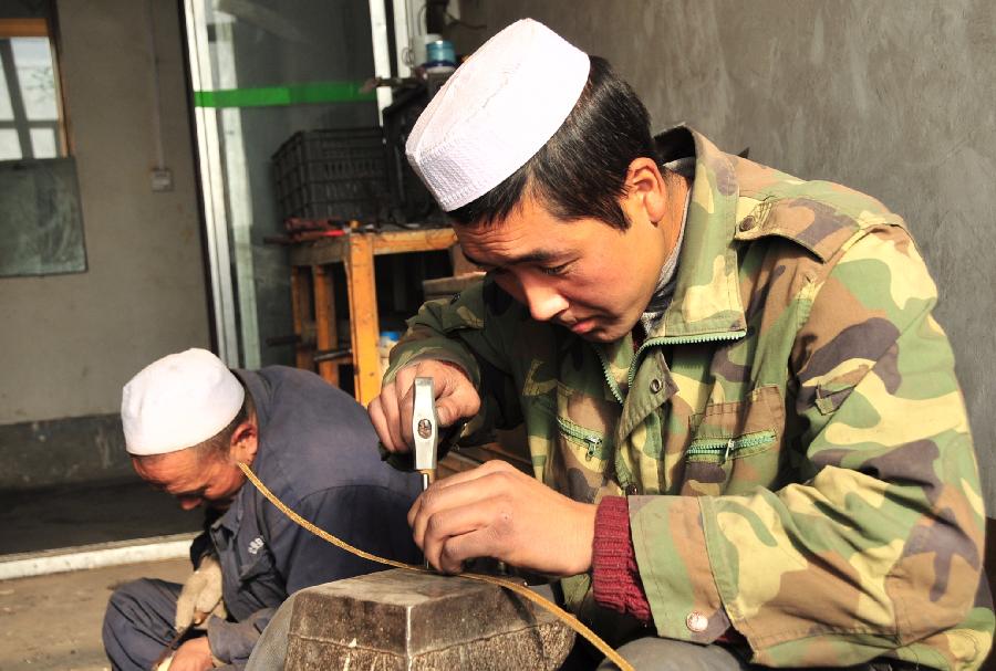 China's Bao'an ethnic group famous for broadsword forging technique