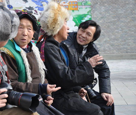 Painter shows his class in Tibetan village