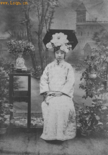 Photos of emperor's concubines in Qing Dynasty