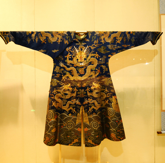 Garments from Ming and Qing dynasties on display