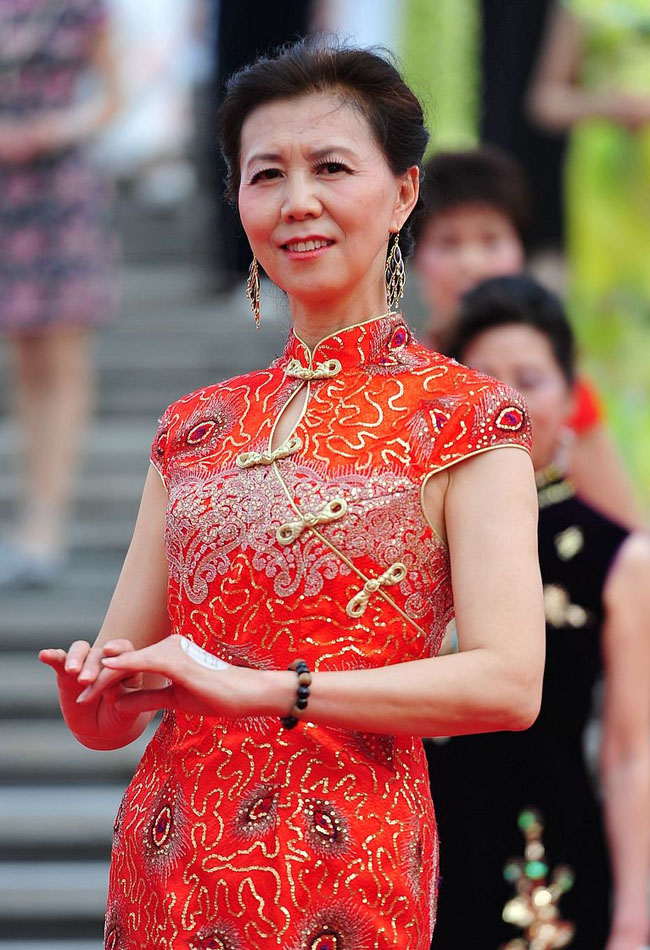 2,000 cheongsam fans put on a show in Shanghai