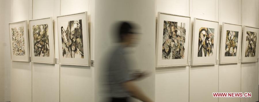 Artist Xiao Jiahong exhibites paintings in Hong Kong