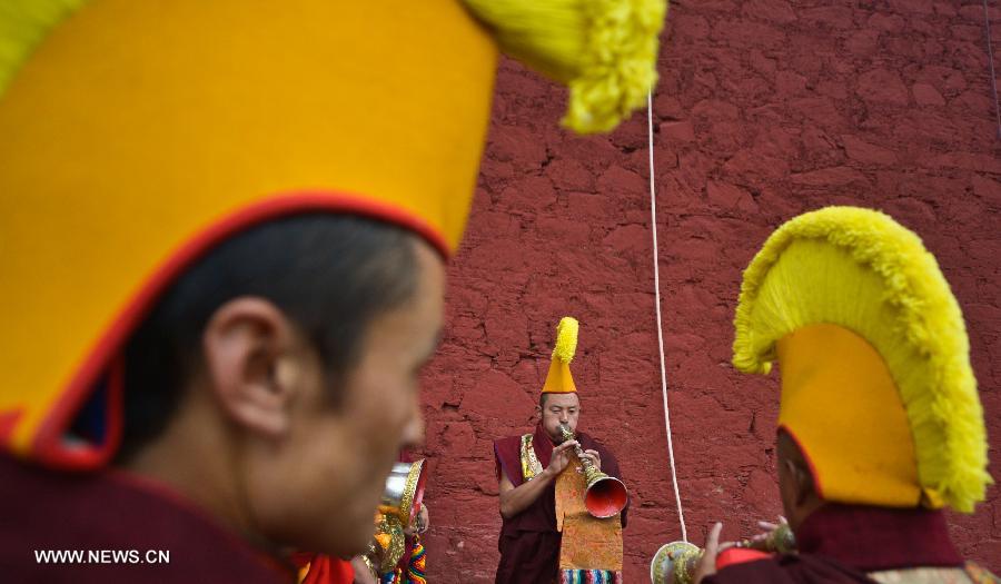 Huge Buddha portrait unfolded in Lhasa's Gandan Temple
