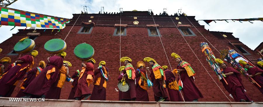 Huge Buddha portrait unfolded in Lhasa's Gandan Temple