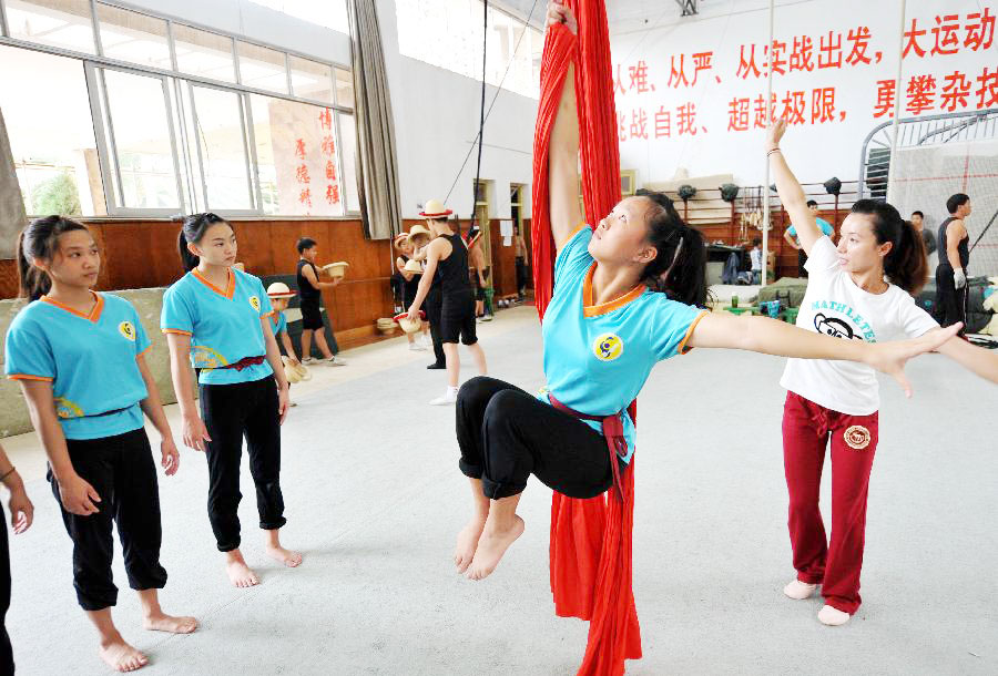 Taiwan students learn acrobatics in Kunming