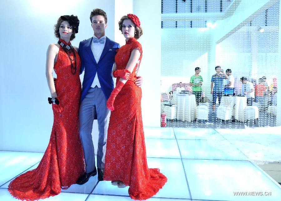 Models showcase elegance at wedding expo in Nanjing