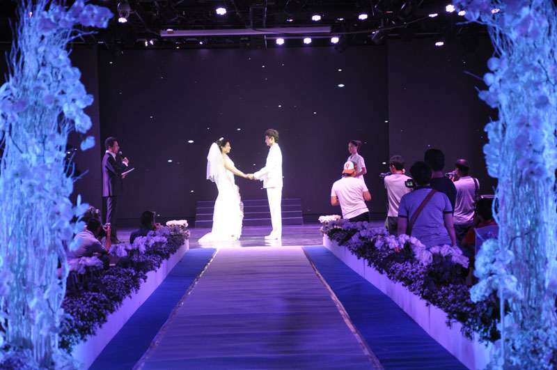 World's first aircraft carrier wedding show