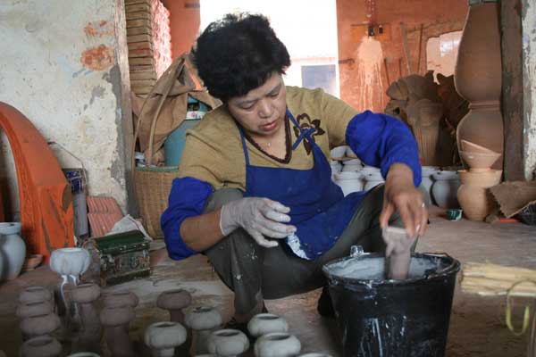 Devotee sustains the luster of Huaning pottery