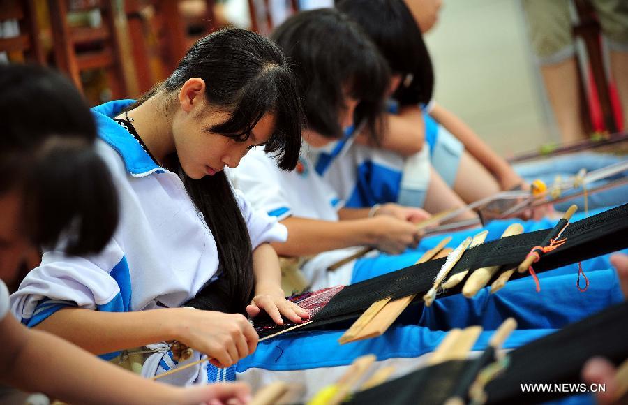 Students learn weaving Li brocade in Haikou