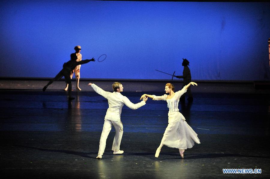 Russian ballet dancers perform Anna Karenina in Tianjin