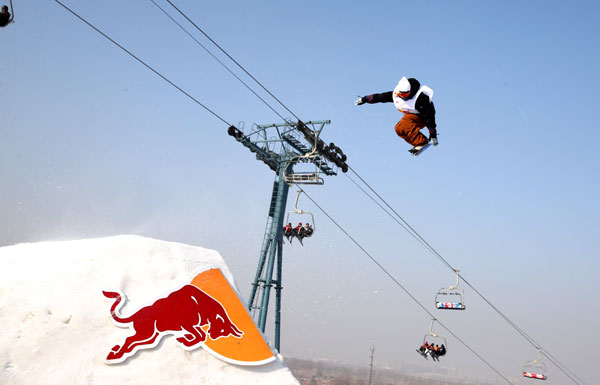 Snowboarder aims to show the Wei