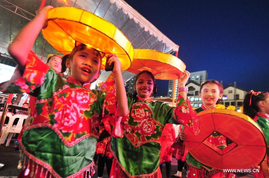 Festive mood grows at Singapore's Chinatown