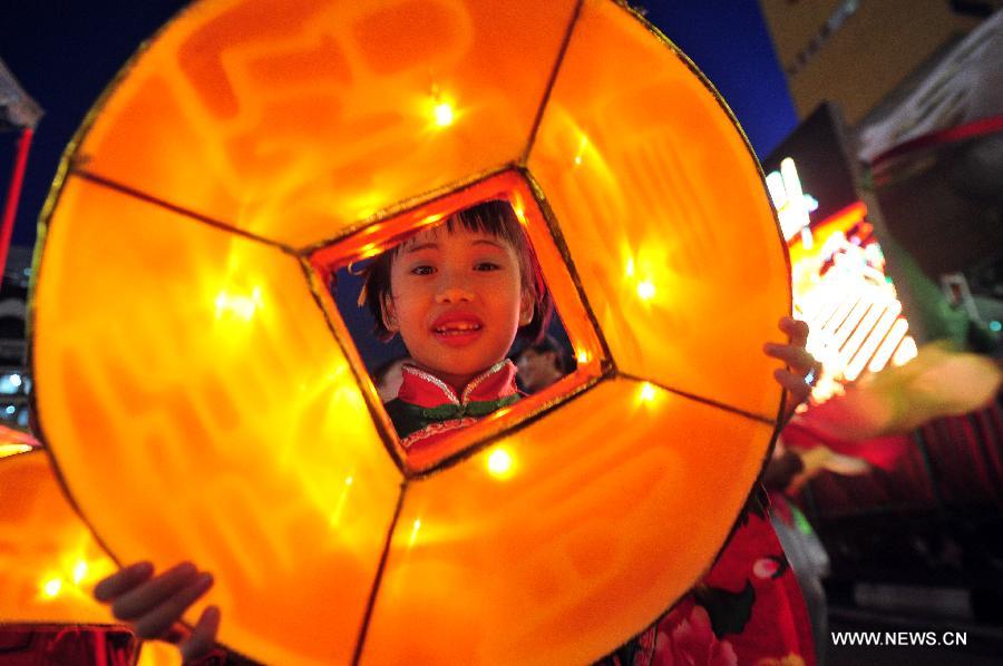 Festive mood grows at Singapore's Chinatown