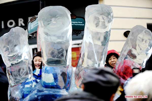 People enjoy ice sculptures in Harbin