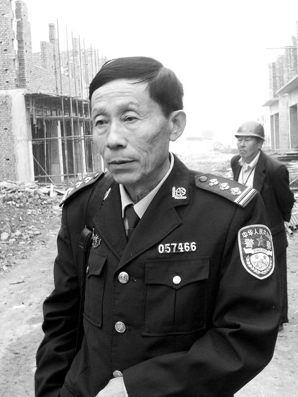Retired policeman helps Lushan victims