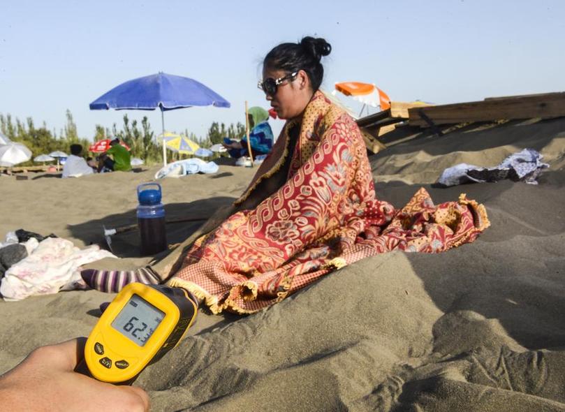 Sand therapy sees prime season in Xinjiang