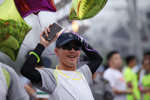 Runners sprint past Beijing's iconic structures