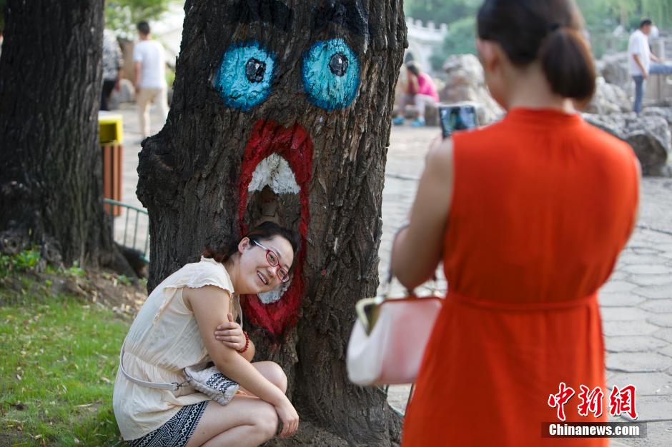 Tree-hole paintings attract crowds in N China