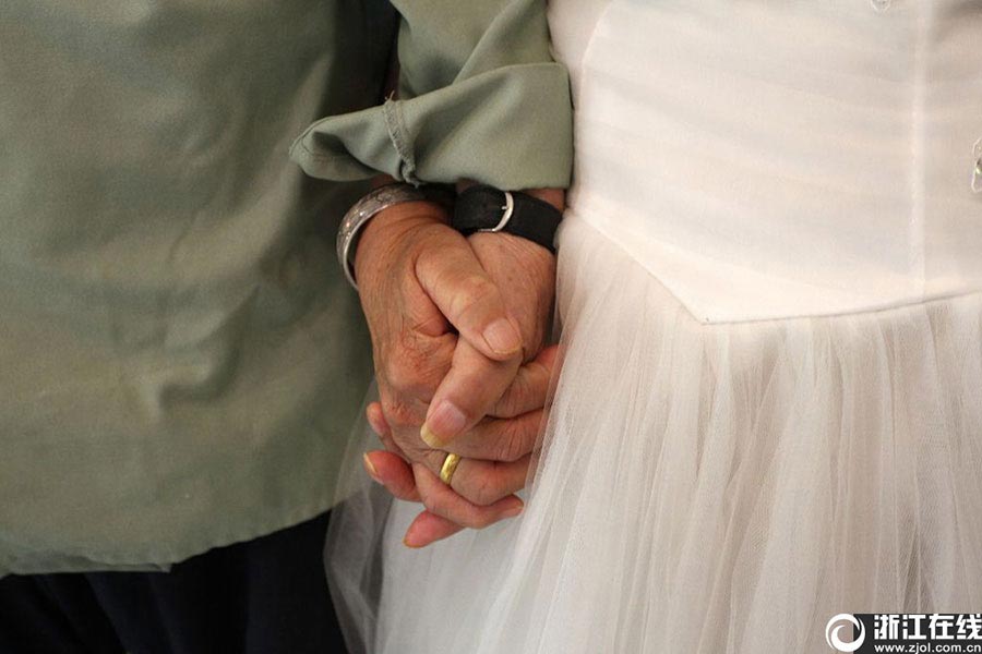 Veterans realize dream of taking wedding photos