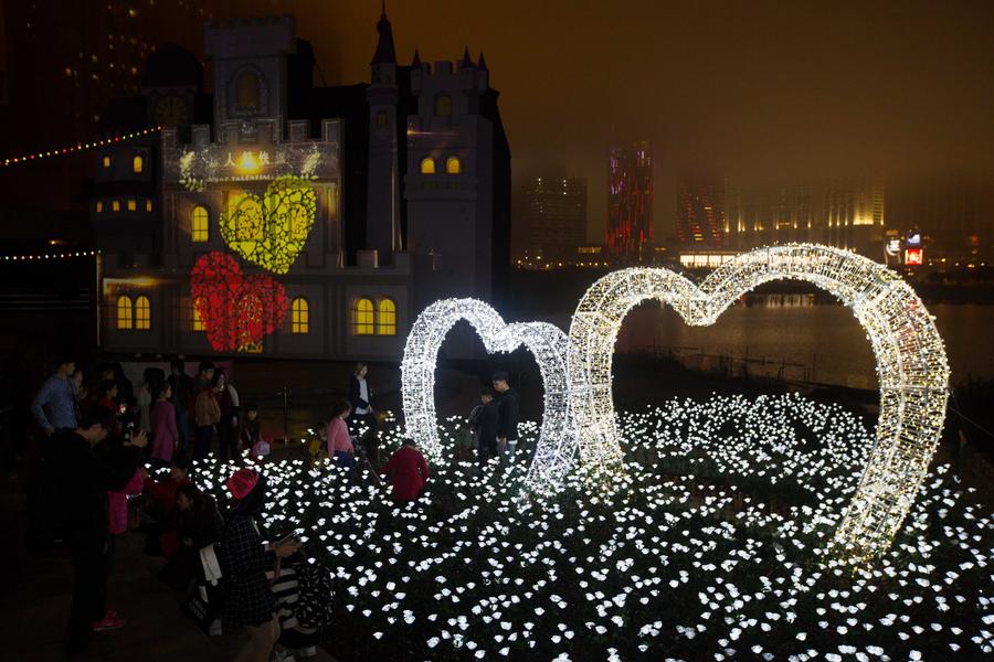 Light sculpture show for Valentine's Day held in S China