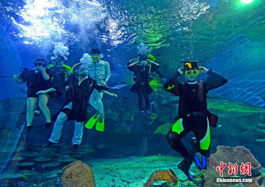 Students go underwater for graduation photos