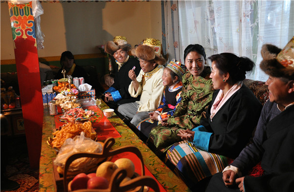 Elderly bring new year's joy to Tibetan communities