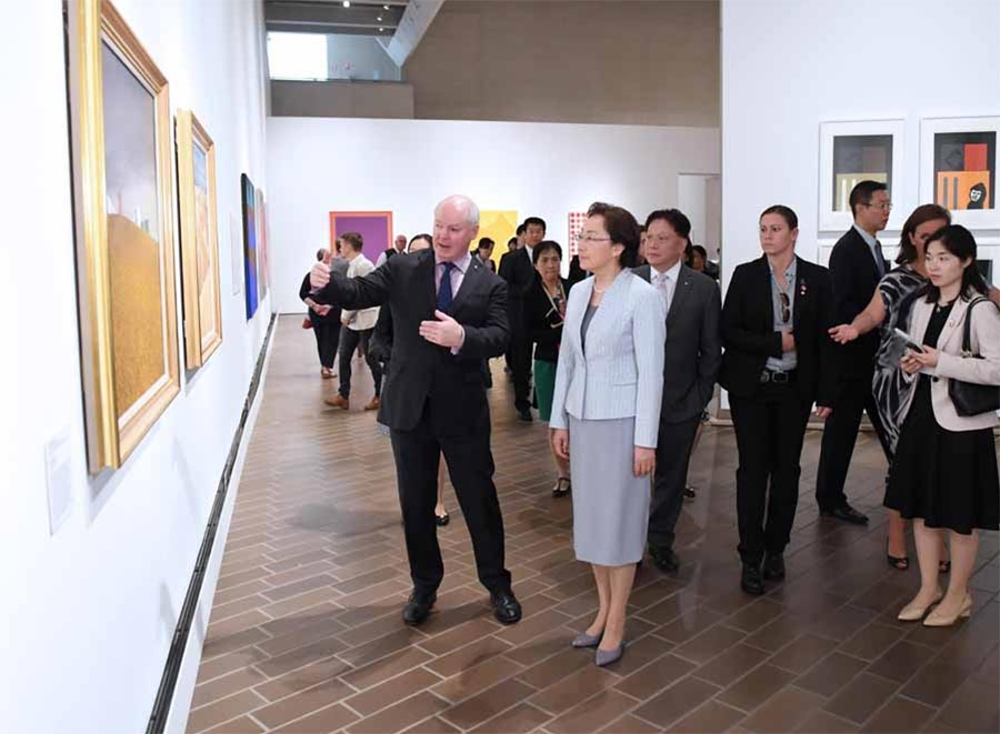 Wife of Chinese Premier given glimpse of Australian culture