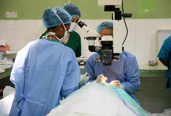 Chinese doctors to help Pakistanis see