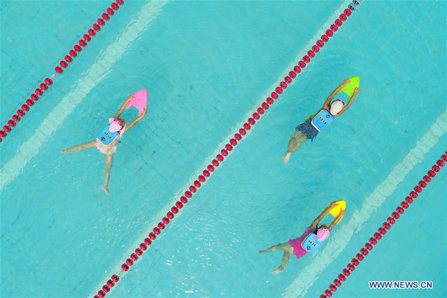 People enjoy summer leisure across China