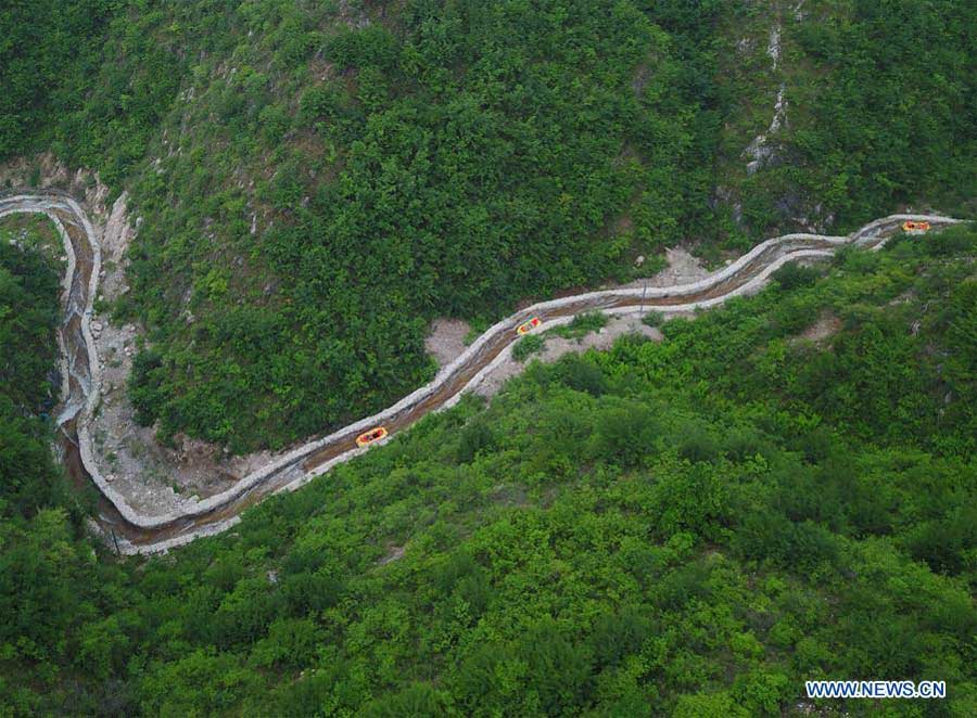 People enjoy summer leisure across China