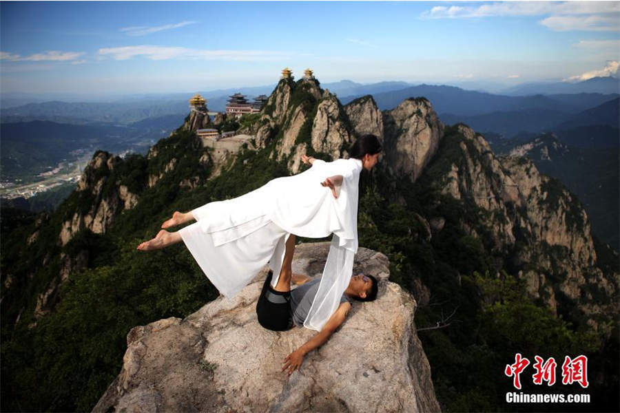 Yoga master demos impressive poses on Henan cliffs