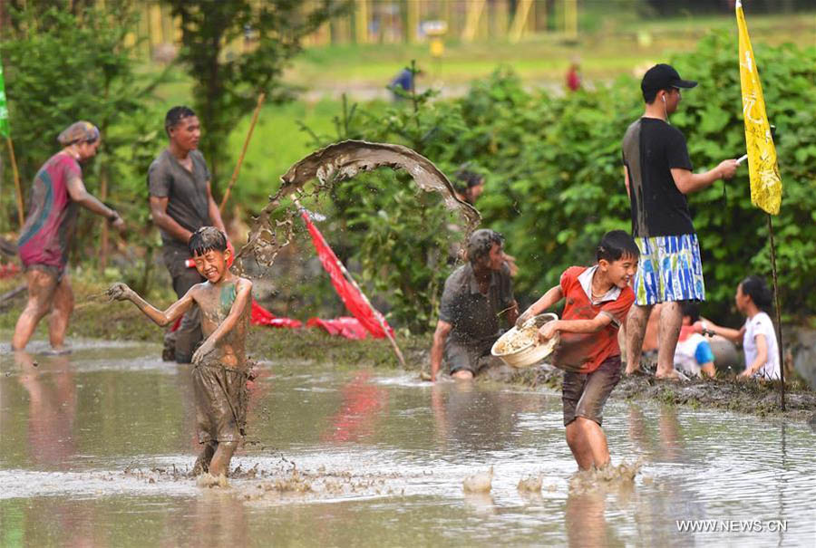 Mud splashing event held in E. China