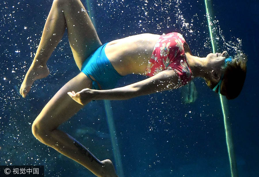 Fuzhou cools off with underwater ballet show