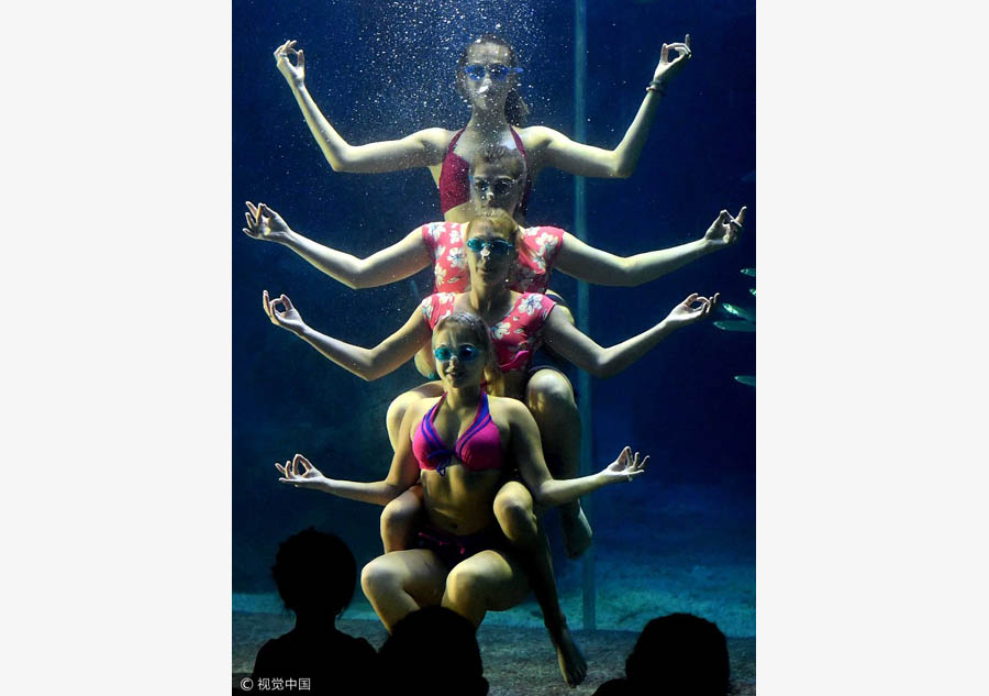 Fuzhou cools off with underwater ballet show