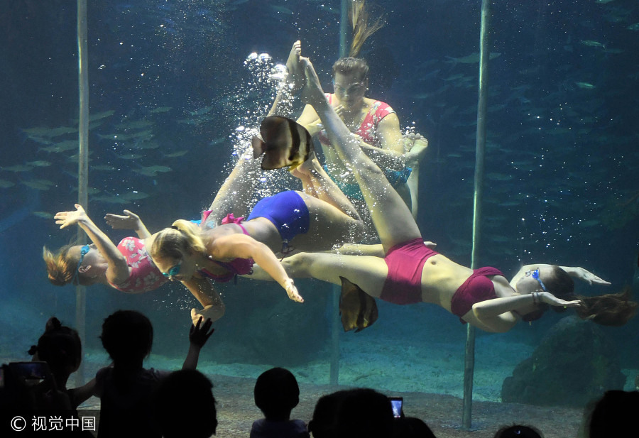 Fuzhou cools off with underwater ballet show