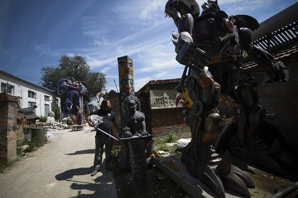 Chinese robotics artist makes real-life 'Transformers'