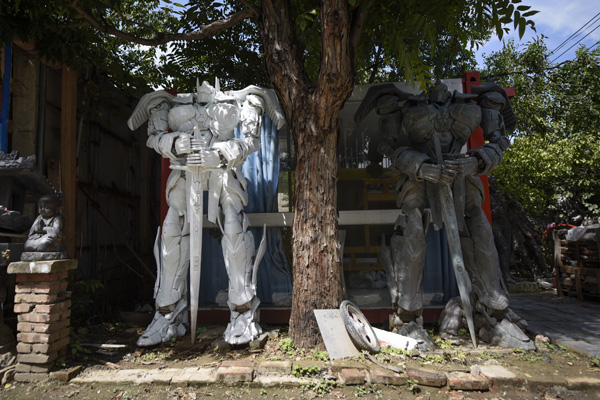 Chinese robotics artist makes real-life 'Transformers'