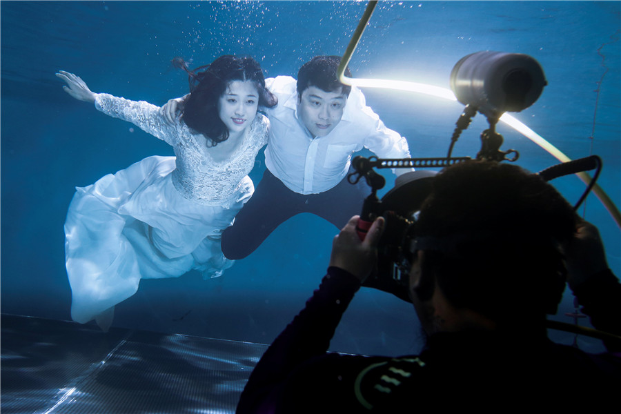 Flights, camera, action: Chinese couples strike a pose