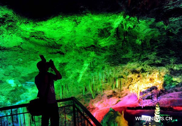 Karst cave in central China attracts visitors