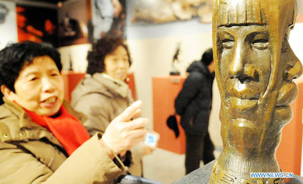 Copper statues exhibit held in Zhengzhou