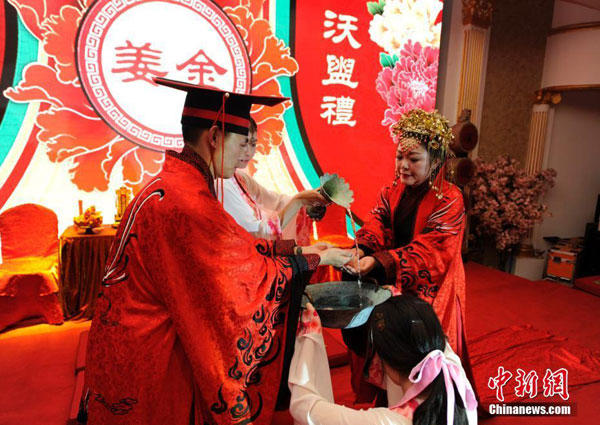 Couple holds Han-style wedding ceremony