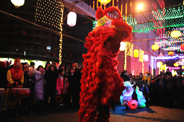 Traditional Spring Festival experience at lantern show