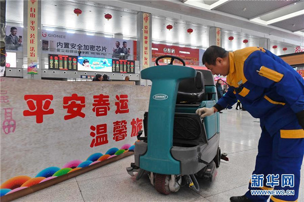 Cleaner on Spring Festival travel road