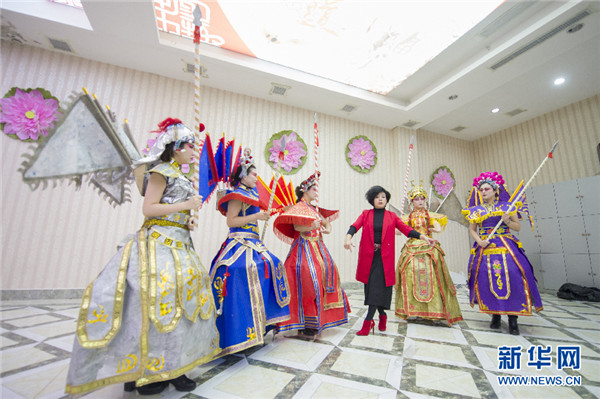 Art enthusiasts create paper costumes in Changchun