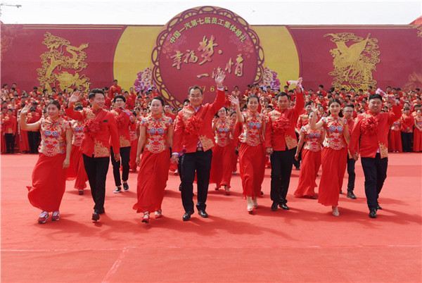 Over 200 couples marry in Changchun group wedding