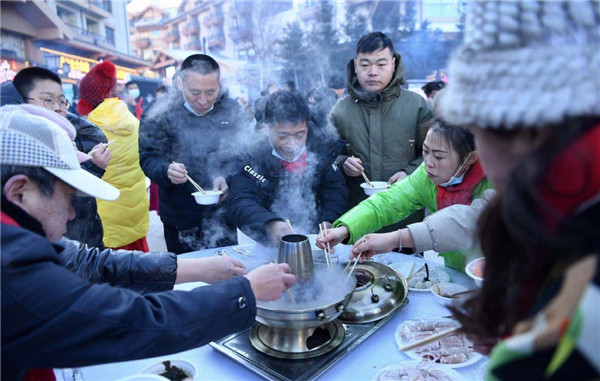 Ginseng hot pot feast draws crowds in Jilin