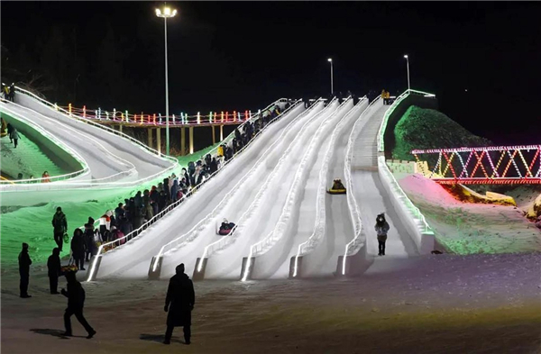 Ice park opens in Changchun