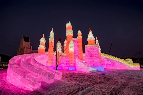 Ice park opens in Changchun