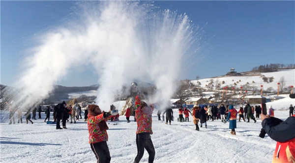 People enjoy icy spectacle in Jilin